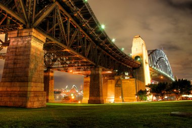 Sydney harbour opera binası ve köprü ile