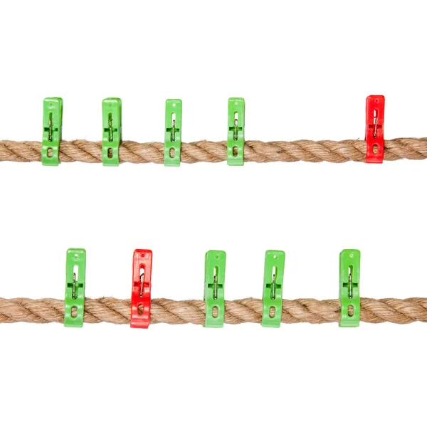 Bir ip üzerinde renkli clothespins dönüştürün — Stok fotoğraf