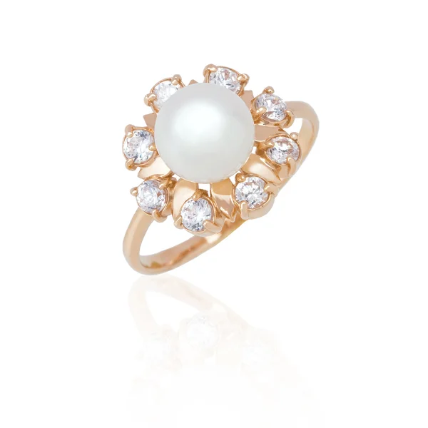 Кольцо с жемчугом и бриллиантами на белом фоне — стоковое фото