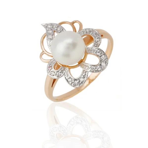 Anel de jóias com pérola e diamantes sobre fundo branco — Fotografia de Stock