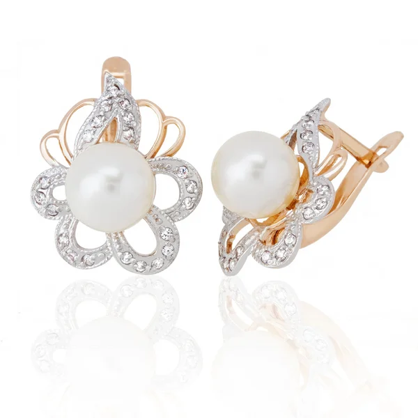 Šperky náušnice s perlou a diamanty na bílém pozadí — Stock fotografie