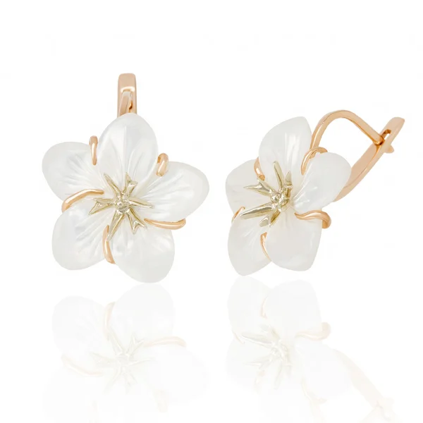 Bijoux boucles d'oreilles avec nacre sur fond blanc — Photo