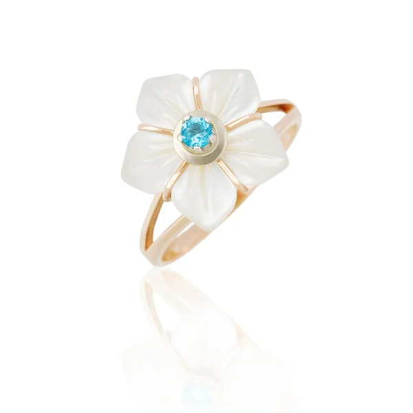 Šperky prsten s perleti na bílém pozadí. samostatný — Stock fotografie
