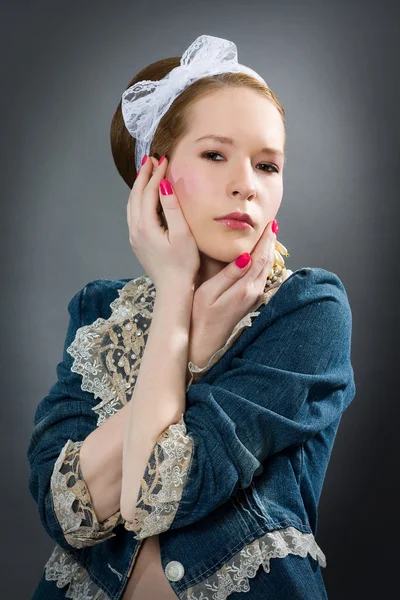 Güzel bir kızın moda portresi. — Stok fotoğraf