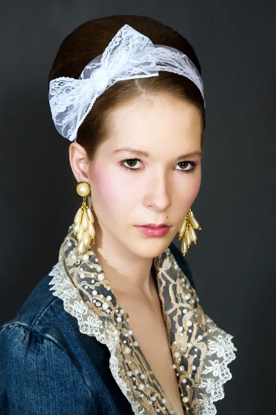 Fashion portrait of a young beautiful girl — Stock Photo, Image