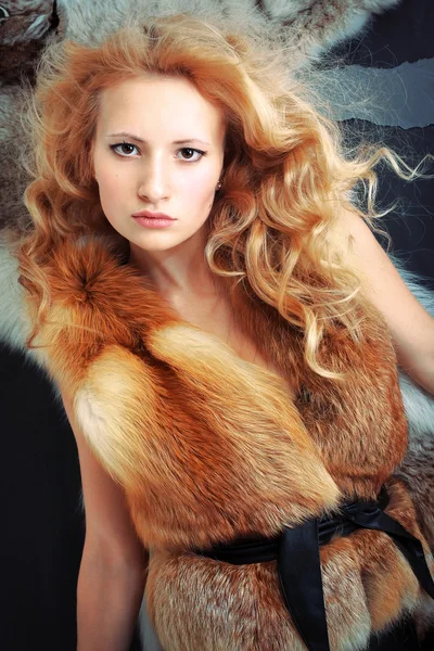 Модный портрет стильная молодая девушка с вьющимися волосами . — стоковое фото