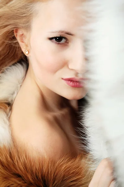 性感年轻的有吸引力的女孩与狐狸毛皮外套 图库照片