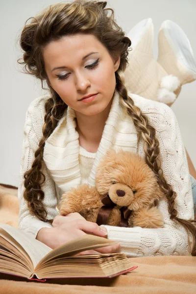 Dziewczyna z książek i zabawek — Zdjęcie stockowe