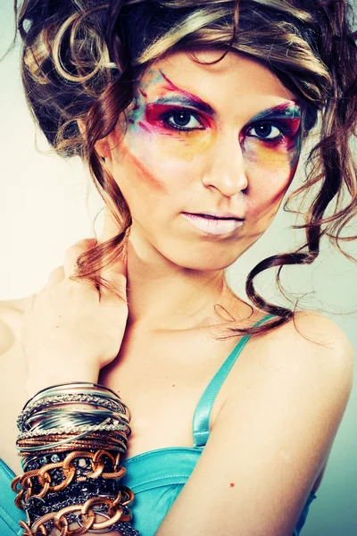 Genç güzel kadın ile yaratıcı makyaj moda portre — Stok fotoğraf