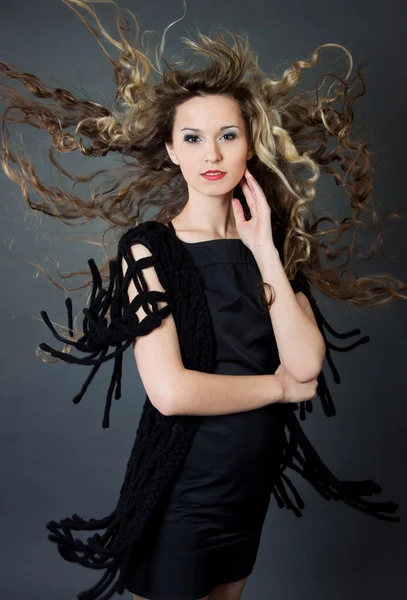 美しい長い茶色の毛と官能的な若い女性 — ストック写真