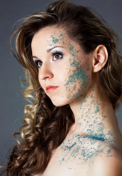 Zmysłowy młoda kobieta kreatywnych makijaż i długie brązowe, kręcone h — Zdjęcie stockowe