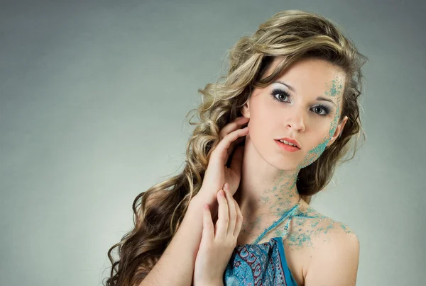 Mujer joven sensual con maquillaje creativo —  Fotos de Stock