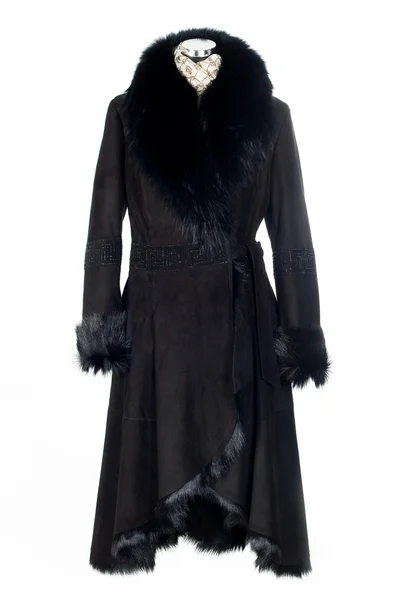 Manteau en peau de mouton noire avec fourrure. Isolé sur fond blanc — Photo