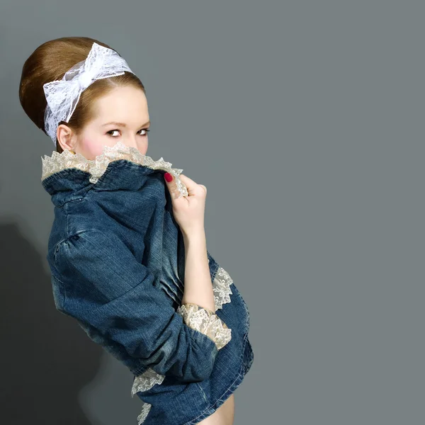 Módní portrét mladé dívky, krásné krajky stuhou. — Stock fotografie