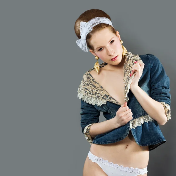 一个年轻漂亮的女孩与花边丝带的时尚肖像. — 图库照片