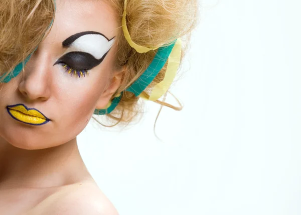 Ung kvinna med kreativa makeup — Stockfoto