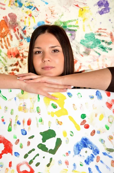 Dziewczyna z ręcznie malowane w kolorowe farby gotowe wydruki strony — Zdjęcie stockowe