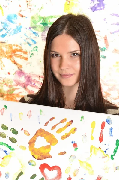 Ragazza con dipinti a mano in vernici colorate pronte per stampe a mano — Foto Stock