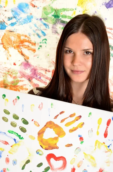 Ragazza con dipinti a mano in vernici colorate pronte per stampe a mano — Foto Stock