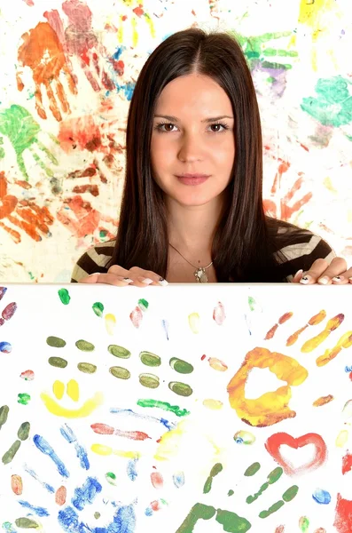 Flicka med handmålade i färgglada färger redo för handavtryck — Stockfoto