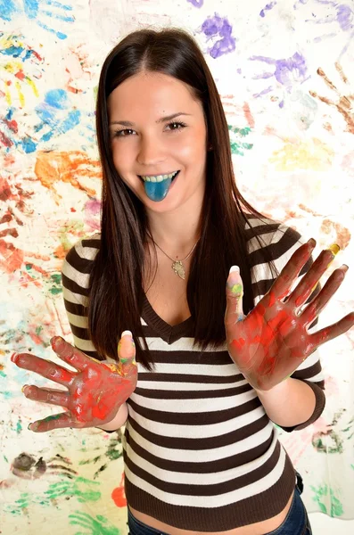 Chica con la mano pintada en pinturas de colores listos para las impresiones de mano — Foto de Stock