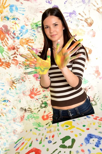 Renkli boyalar el parmak hazır boyalı el ile kız — Stok fotoğraf