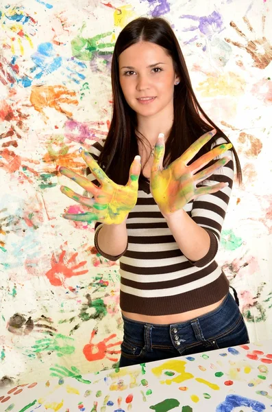 Meisje met de hand geschilderd in kleurrijke verf klaar voor hand afdrukken — Stockfoto