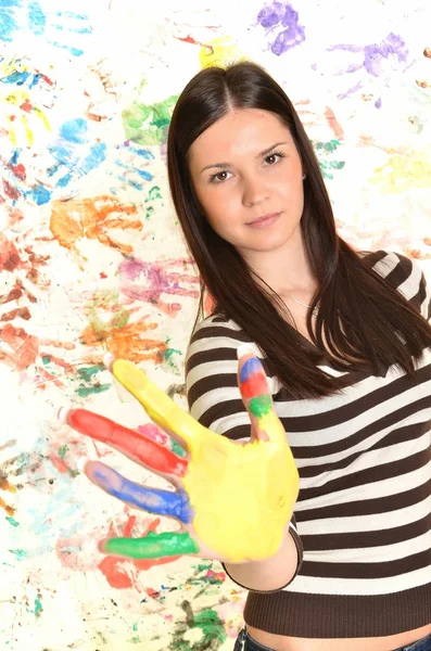 Menina com a mão pintada em tintas coloridas pronto para impressões manuais — Fotografia de Stock