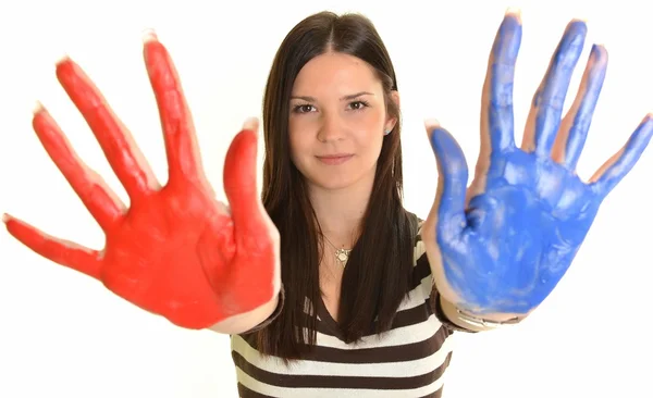 Дівчина з рукою, пофарбована в барвисті фарби, готові для відбитків рук — стокове фото