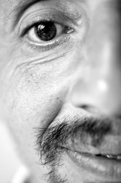 Jovem hispânico homem close up headshot — Fotografia de Stock