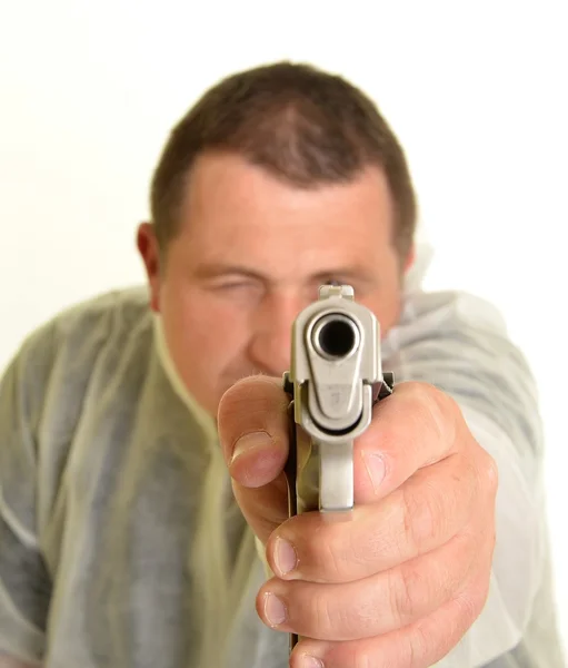 Porträt eines Mannes mit Gasmaske und Handfeuerwaffe — Stockfoto