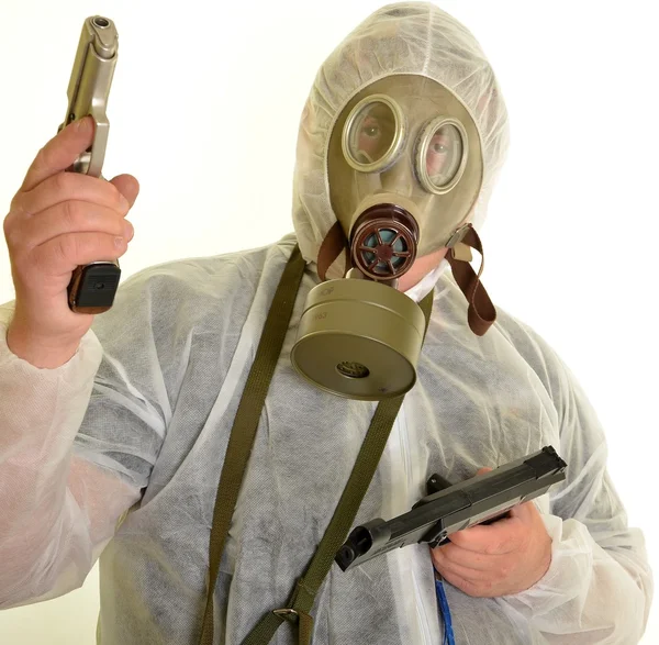 Retrato de hombre en máscara de gas con pistola — Foto de Stock