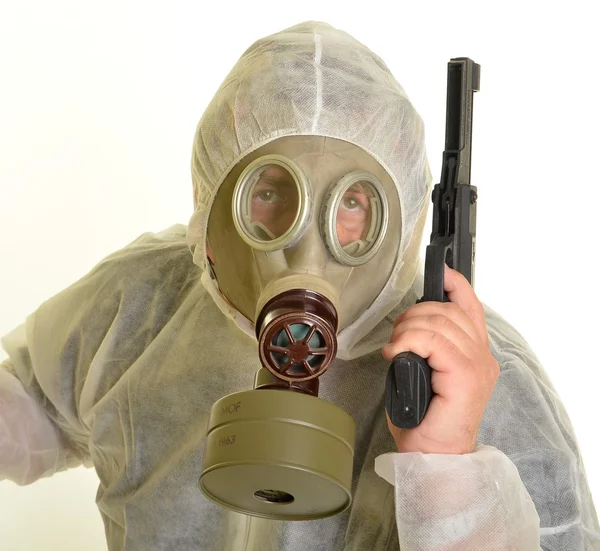 Portret van man in gas masker met pistool — Stockfoto