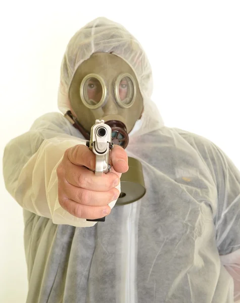 拳銃、防毒マスクに男の肖像 — ストック写真