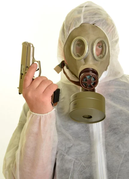 Portret van man in gas masker met pistool — Stockfoto