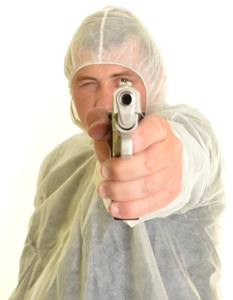 Портрет человека в противогазе с пистолетом — стоковое фото