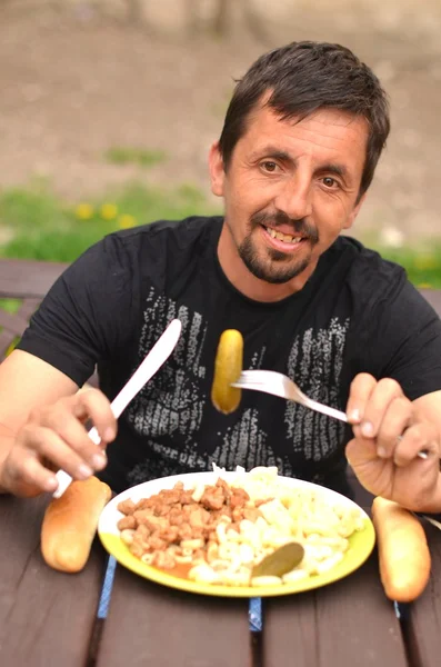 Retrato de un hombre comiendo al aire libre — Foto de Stock