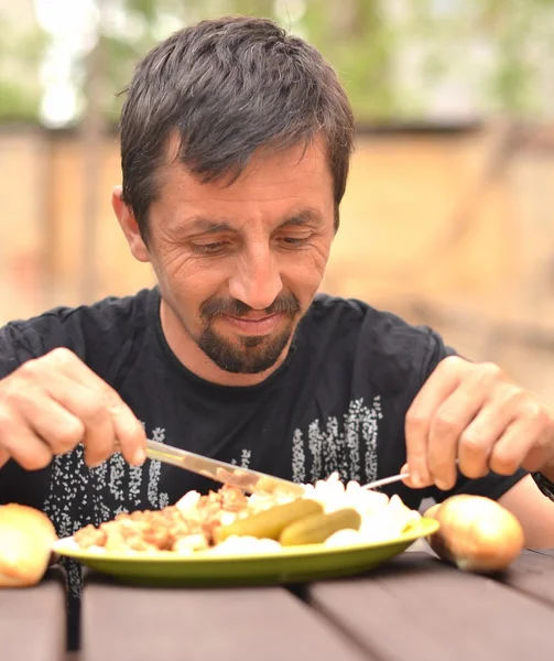 屋外で食べる人の肖像画 — ストック写真