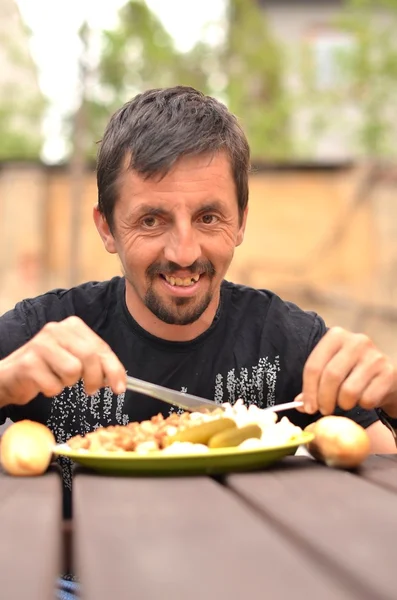 Porträtt av en man som äter utomhus — Stockfoto