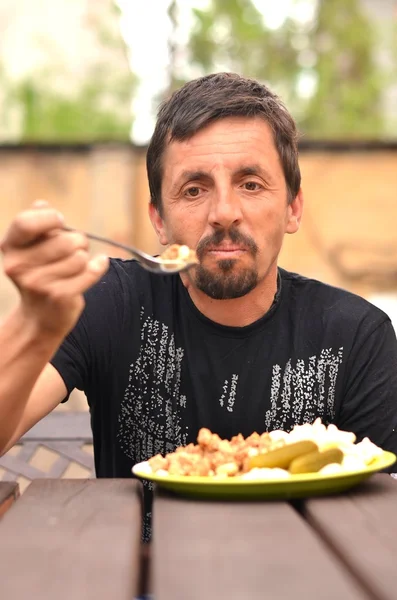 Porträt eines Mannes, der im Freien isst — Stockfoto