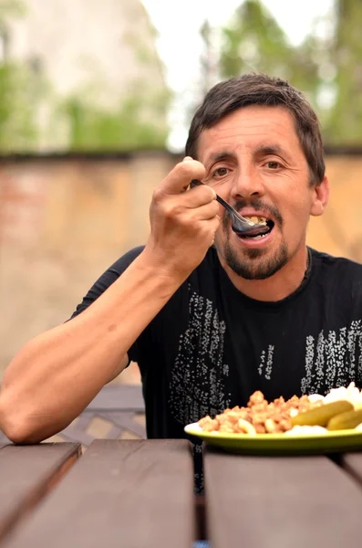 Портрет чоловіка, який їсть на вулиці — стокове фото