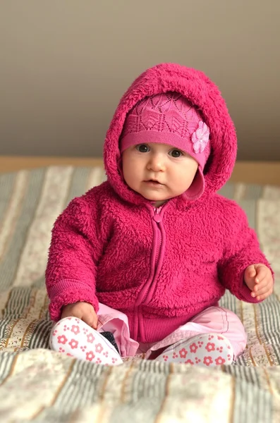 Portrét roztomilé dítě v růžových šatech — Stock fotografie