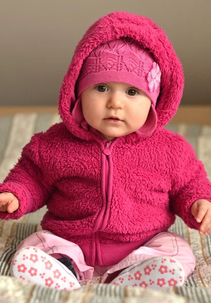 ピンクのドレスでかわいい赤ちゃんの肖像画 — ストック写真