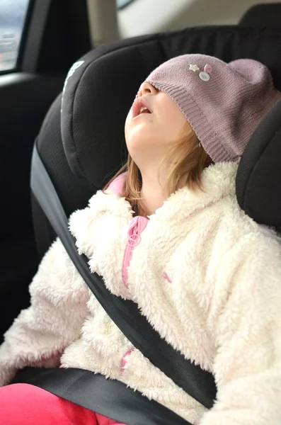 Детский сон в автокресле — стоковое фото