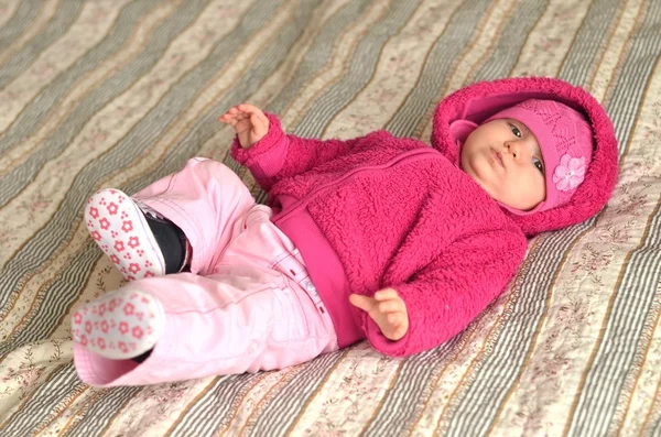 Portret noworodek w różowej sukience — Zdjęcie stockowe