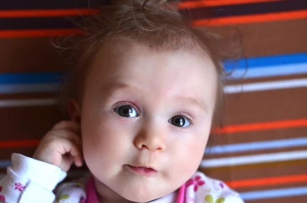ピンクのドレスでかわいい赤ちゃんの肖像画 — ストック写真