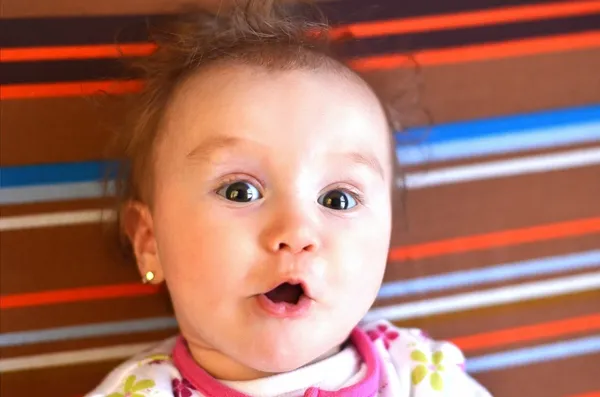 Brilhante close-up retrato de bebê adorável — Fotografia de Stock