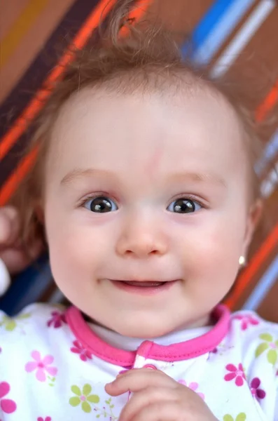 Helles Nahaufnahme Porträt des entzückenden Babys — Stockfoto