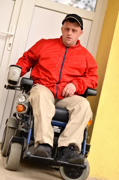 Człowiek z zespołem Downa na wózku inwalidzkim — Zdjęcie stockowe
