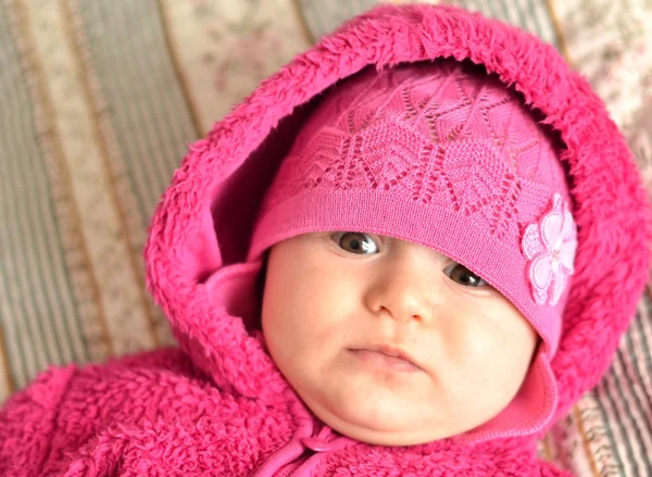 Porträt eines entzückenden Babys im rosa Kleid — Stockfoto
